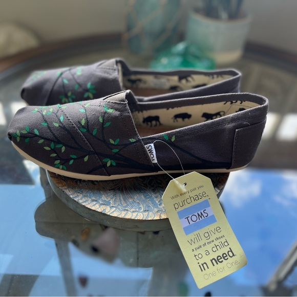 🍃TOMS🍃- NWT - Grey Toms Hand-painted Tree Branch Design- size 10 Womens - Picture 3 of 9